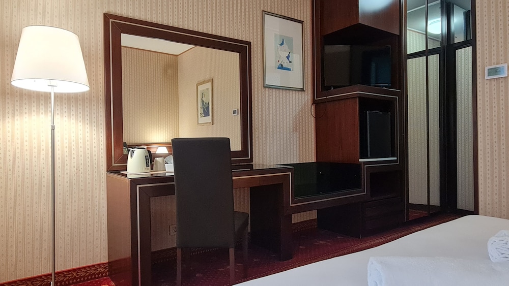 Standard Double or Twin Room - Photo 6