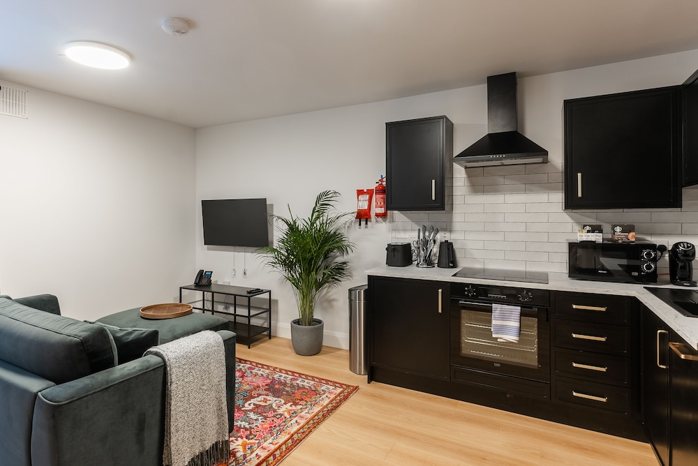 Superior Two Bedroom Lower Ground Floor Apartment (150m from Isaacs Hotel) Access By Stairs Only