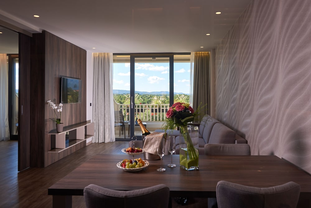 Family Suite, 2 Bedrooms, Balcony, Park View photo 3