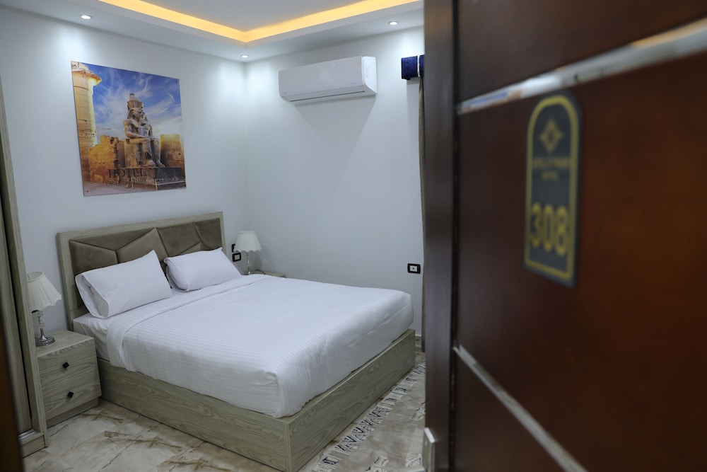 Deluxe Double Room With Panoramic Pyramids View photo 3