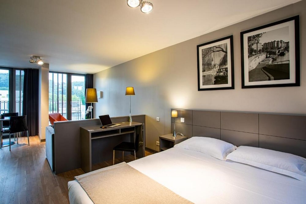 Executive Suite - Photo 3