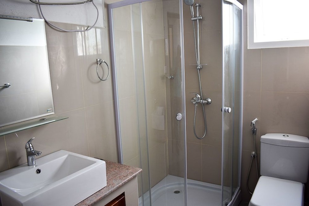 Room, 3 Bedrooms, Private Bathroom photo 2