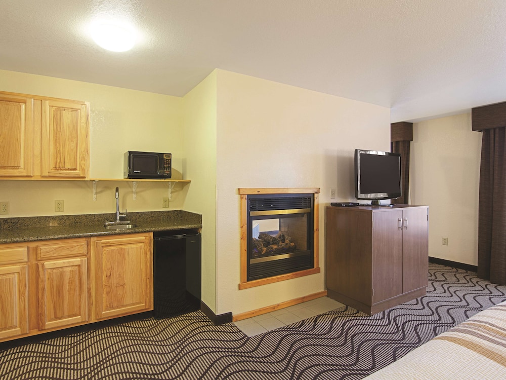 Standard Room, 1 King Bed, Jetted Tub, River View - Photo 4