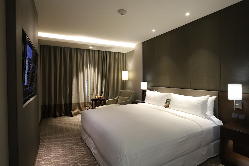 Deluxe Room, 1 King Bed (Premium) photo 3