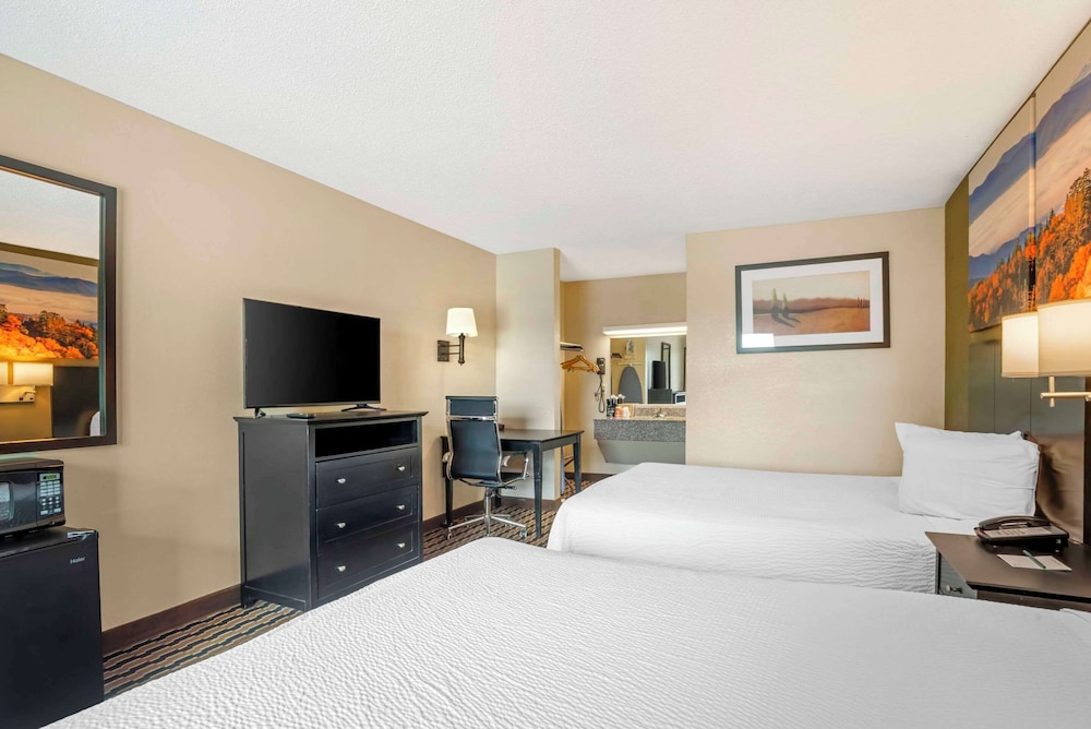 Standard Room, 2 Double Beds, Smoking photo 3