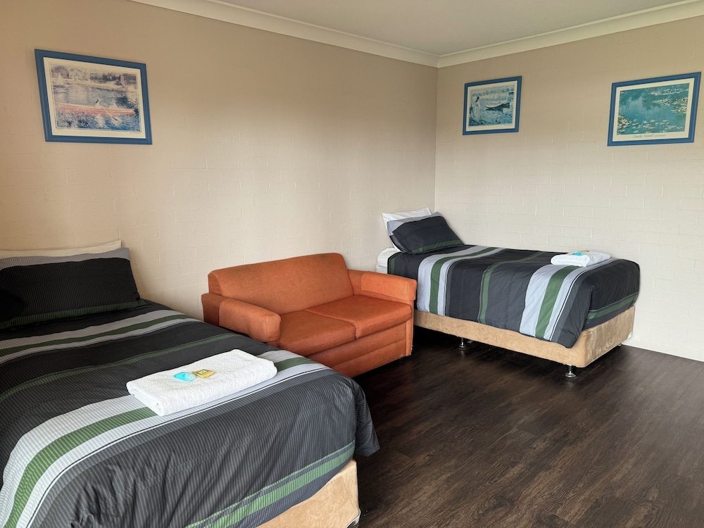 1 Bedroom Downstairs Suite photo 3