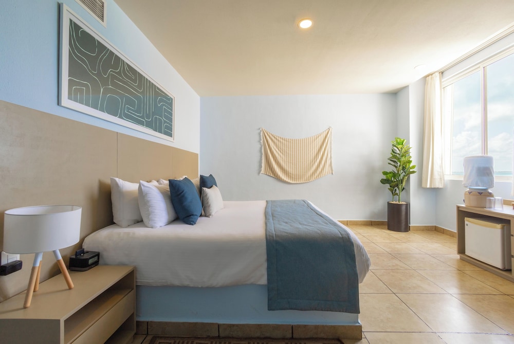 Standard Room, 1 King Bed - Photo 1