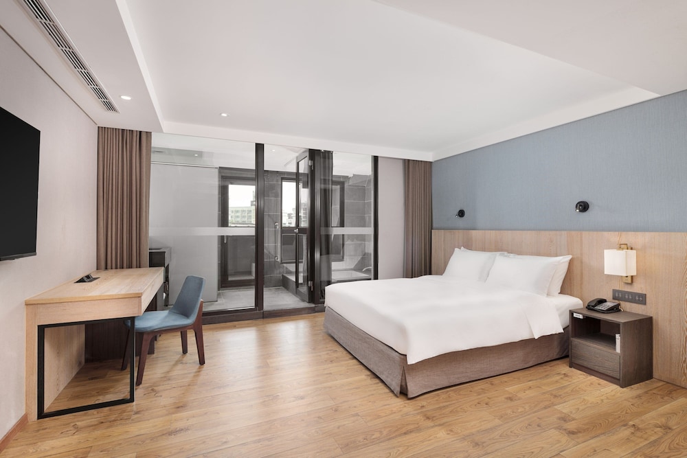 Deluxe Room, 1 Double Bed, City View photo 2
