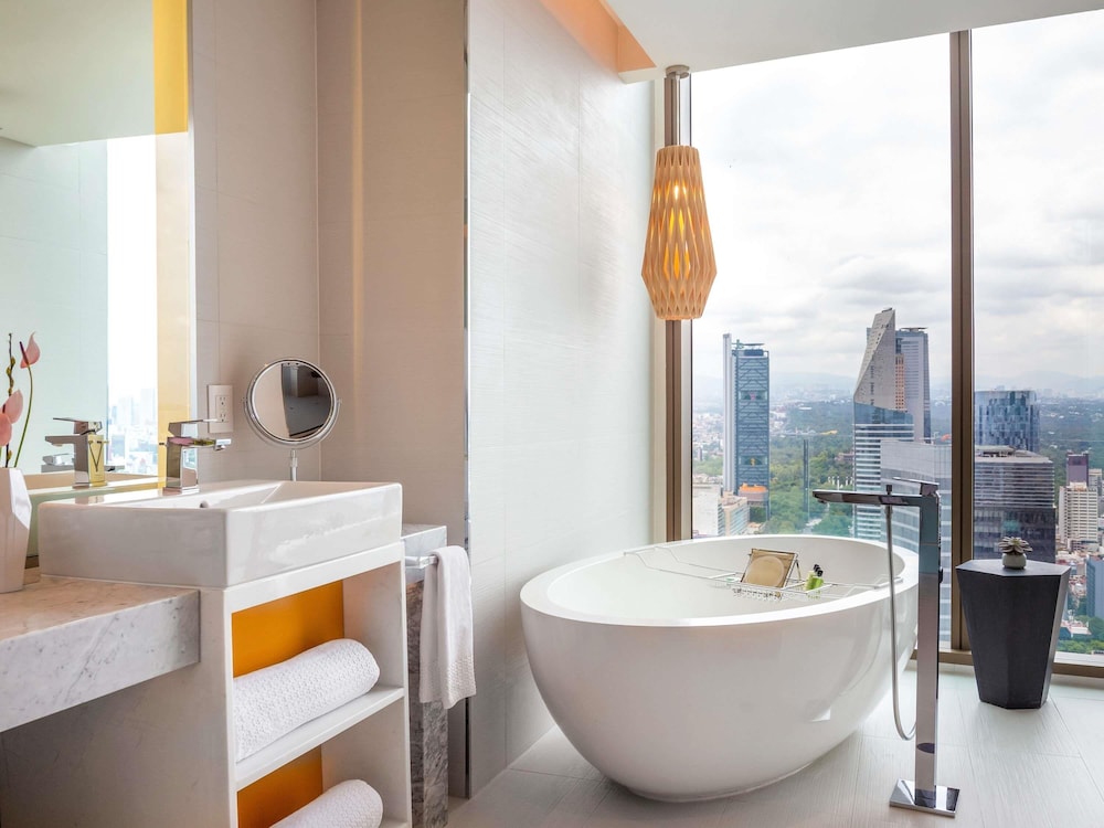 Junior Suite, 2 Double Beds, Club Lounge Access, Executive Level (Angel Independence View) thumbnail 5