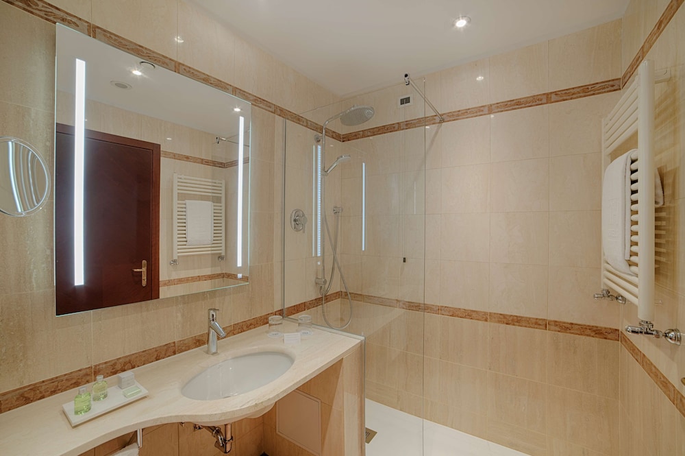 Junior Suite (Extra Bed 3 Adults) thumbnail 6