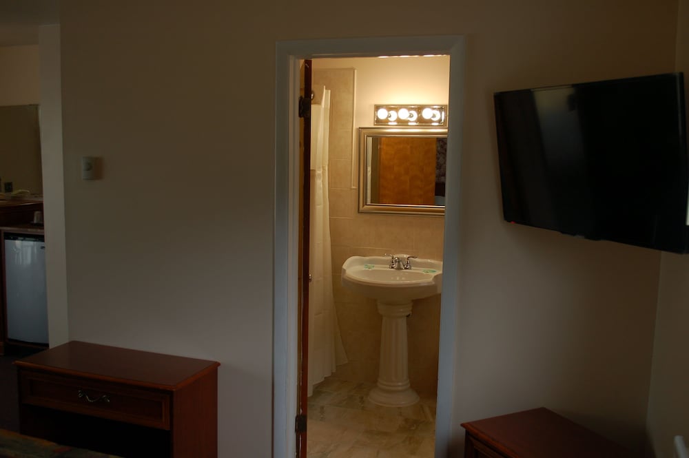 Superior Room, 2 Queen Beds, Non Smoking, Mountain View photo 3