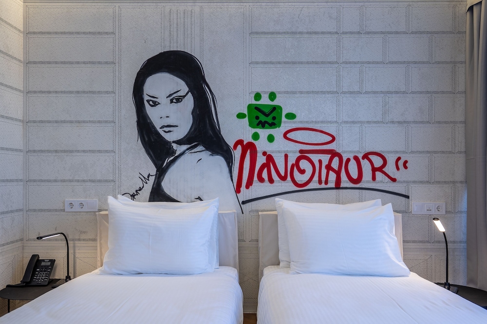 Standard Twin Room - Photo 8