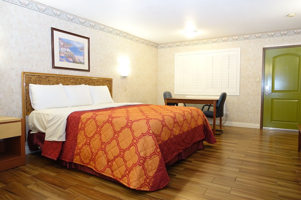 Luxury Room, 1 King Bed, Refrigerator & Microwave photo 3