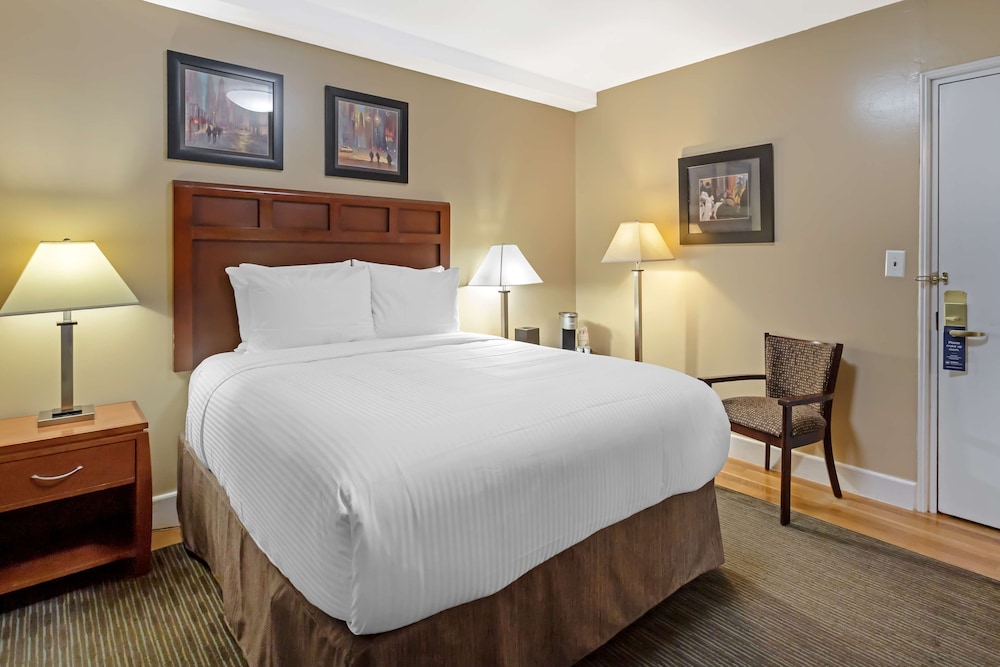 Standard Room, 1 Queen Bed, Accessible, Non Smoking thumbnail 5