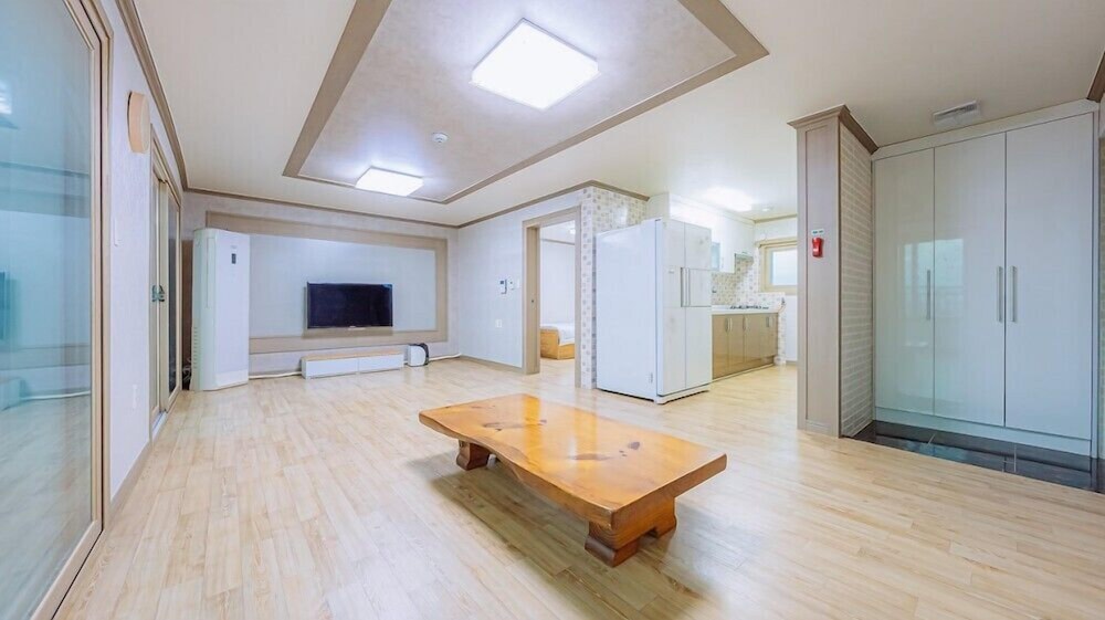 Room (Room 202) - Photo 1