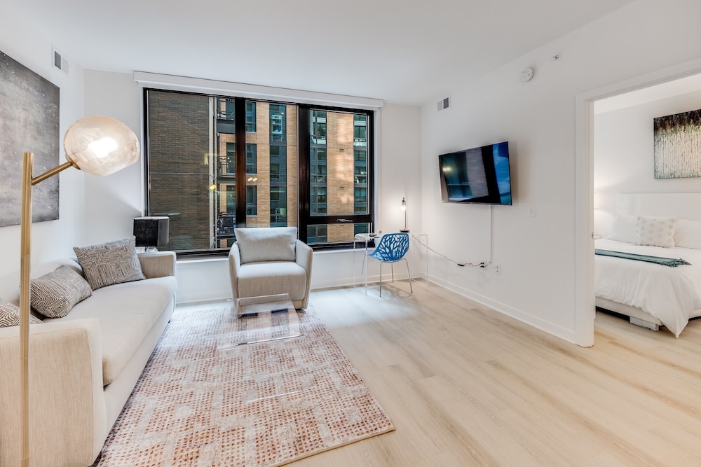 Luxury Apartment, 2 Bedrooms (Room décor/layout/colors vary by unit) - Photo 11