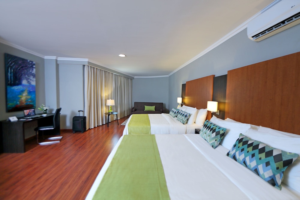 Executive Suite (Master)