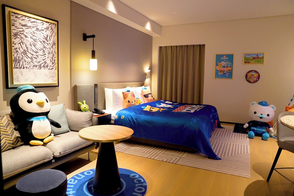 Family Room, 1 King Bed photo 3