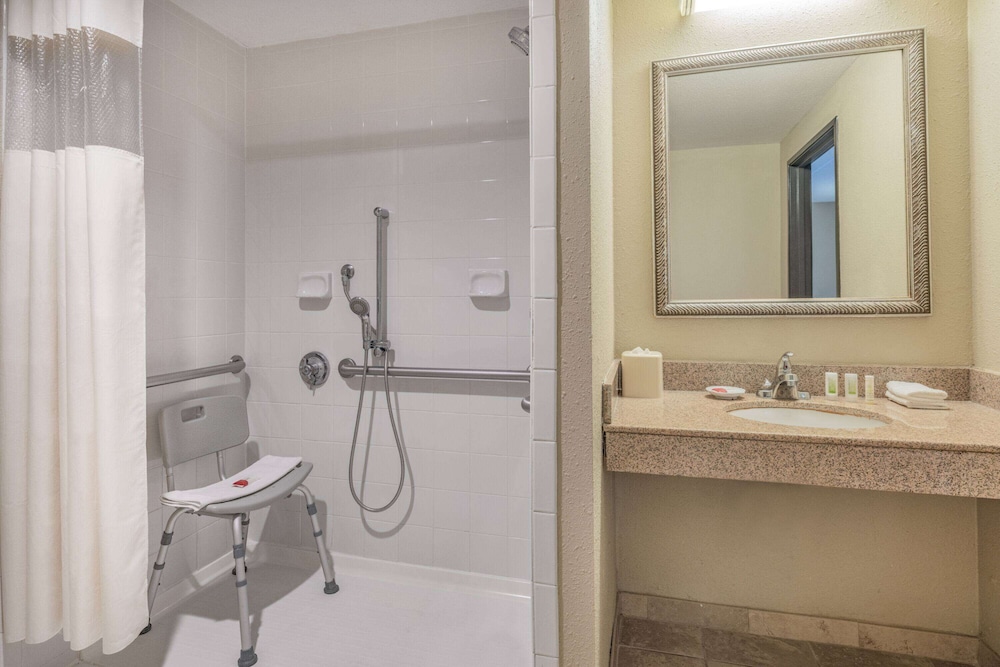 Room, 2 Double Beds, Accessible, Non Smoking (Mobility/Hearing Impaired Accessible) - Photo 3