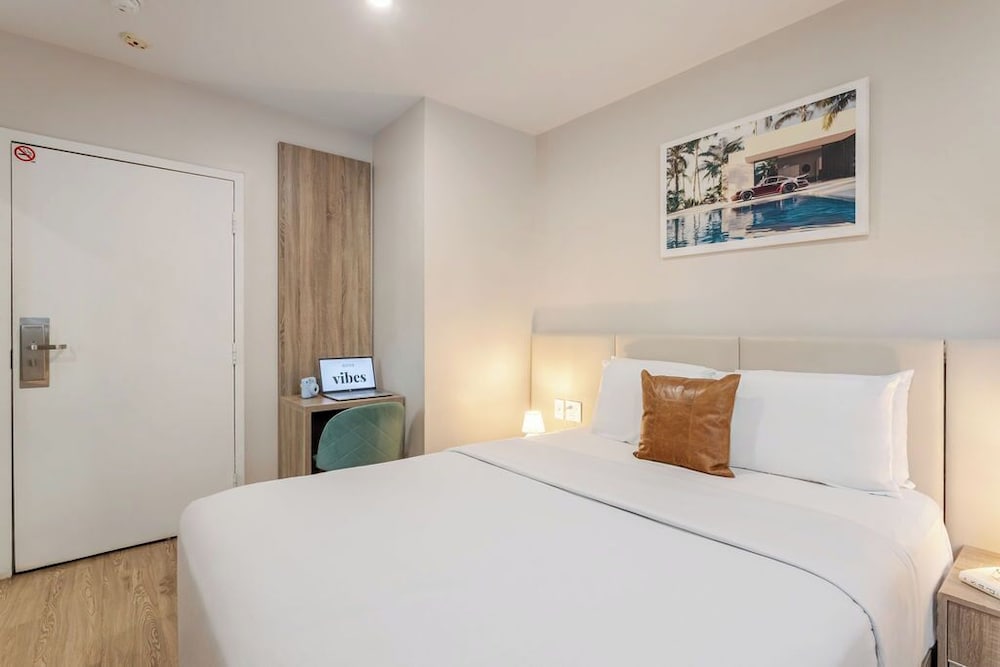 Standard Room, 1 Queen Bed - Photo 4