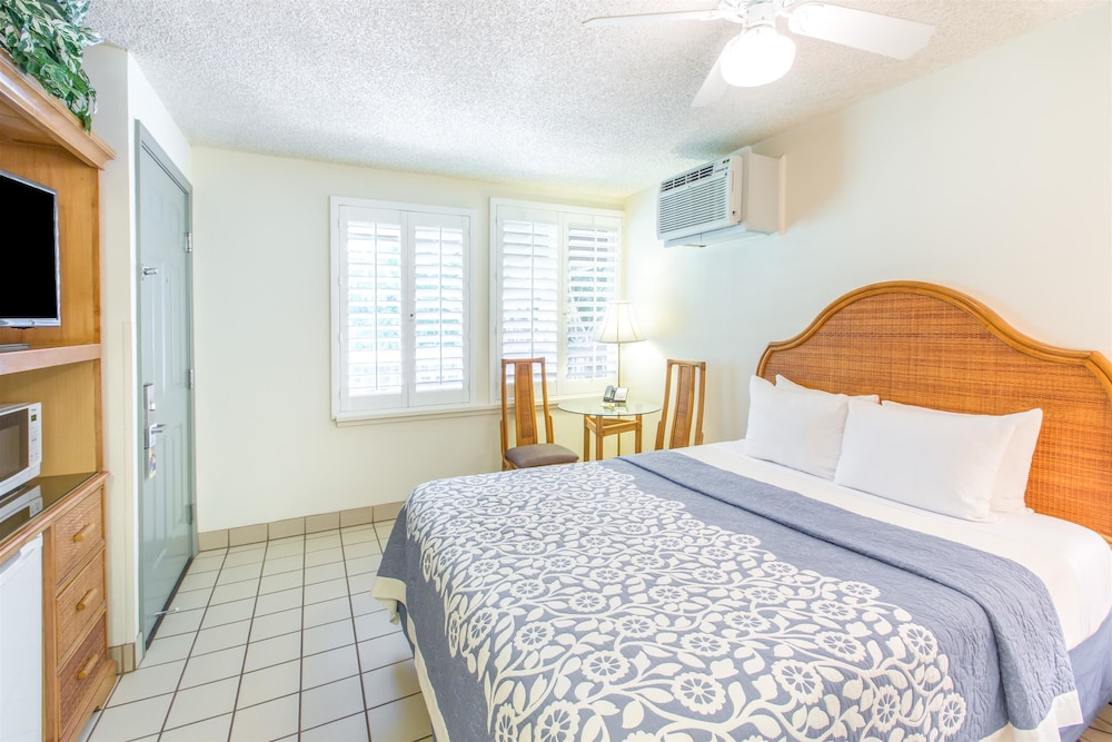 Room, 1 Queen Bed, Non Smoking, Partial Ocean View - Photo 5