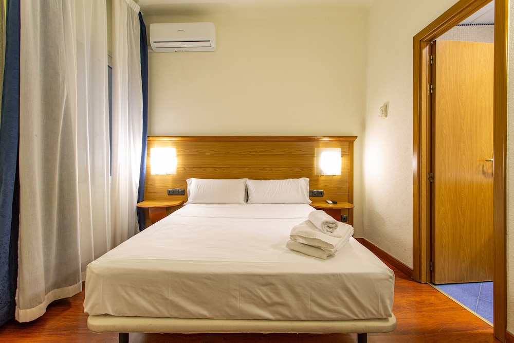Double or Twin Room (Interior) - Photo 12