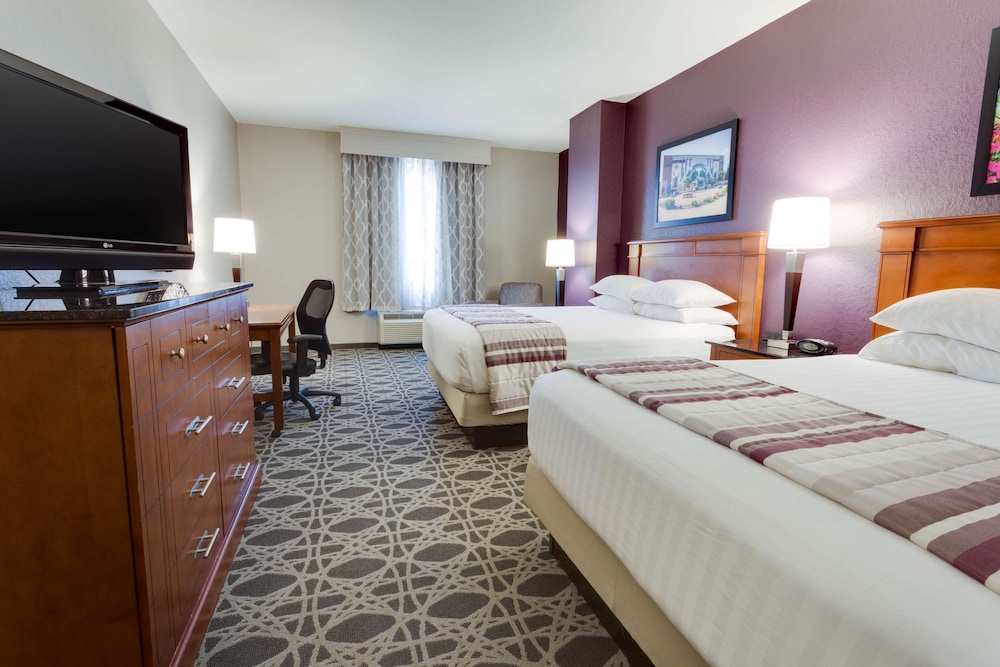 Deluxe Room, 2 Queen Beds, Accessible, Refrigerator & Microwave (Tub, Upper Floor)