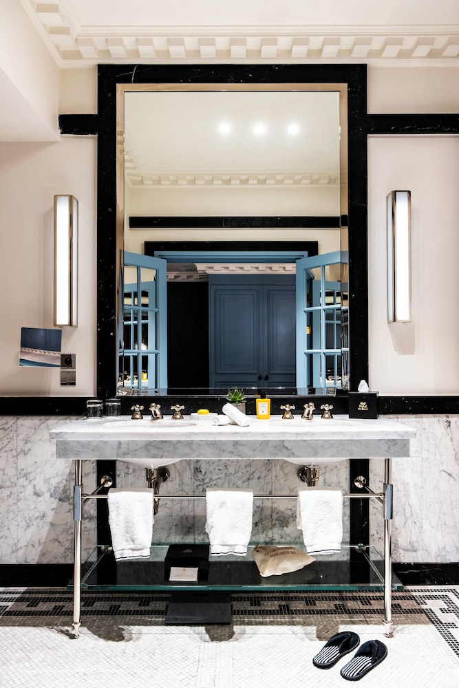 Hôtel de Berri Champs-Élysées, a Luxury Collection Hotel bathroom photo