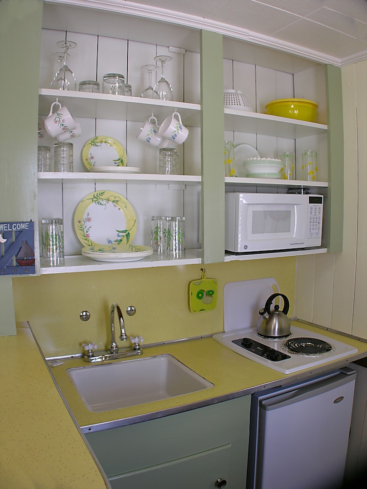 Cabin C – 2 room kitchenette w/fenced in patio photo 3