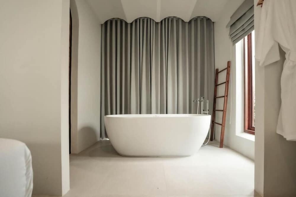 Double Room, 1 King Bed, Garden View photo 3