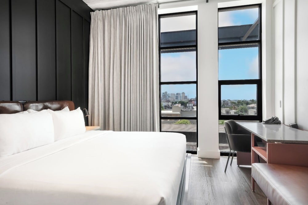 Room, 1 King Bed (Skyline View) - Photo 2
