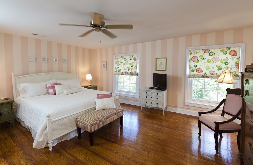 Traditional Room, 1 King Bed, Ensuite, City View