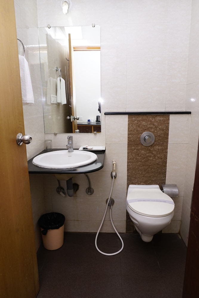 Deluxe Double Room, 1 King Bed, Accessible, Smoking photo 2