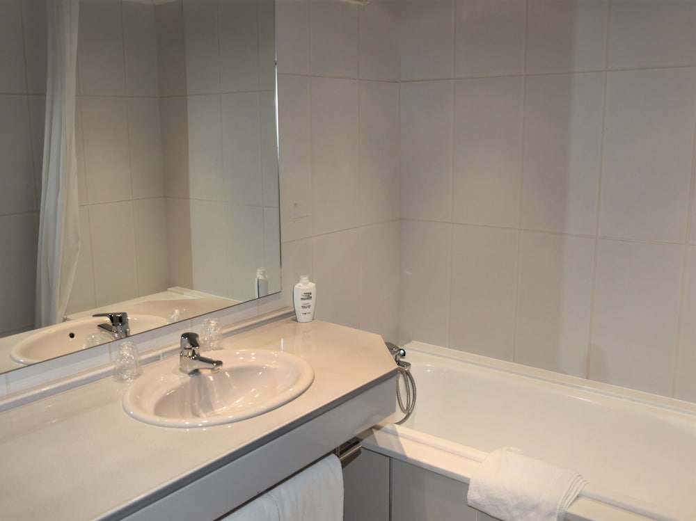 Comfort Room (Left Shore Building) - Photo 2