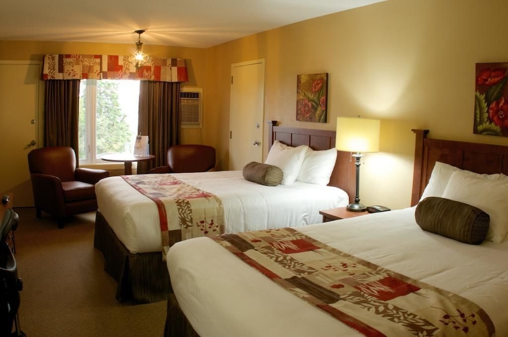 Standard Room, 2 Queen Beds, Lake View photo 2