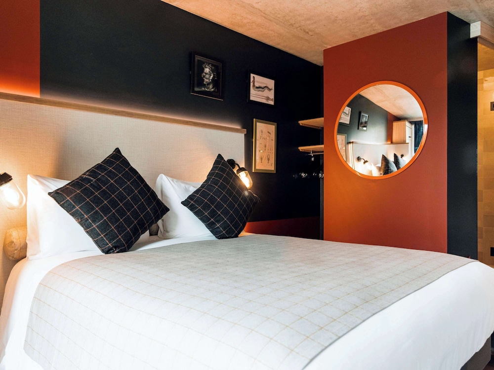 POP Room with One Double Bed and One Single Bed - Photo 2