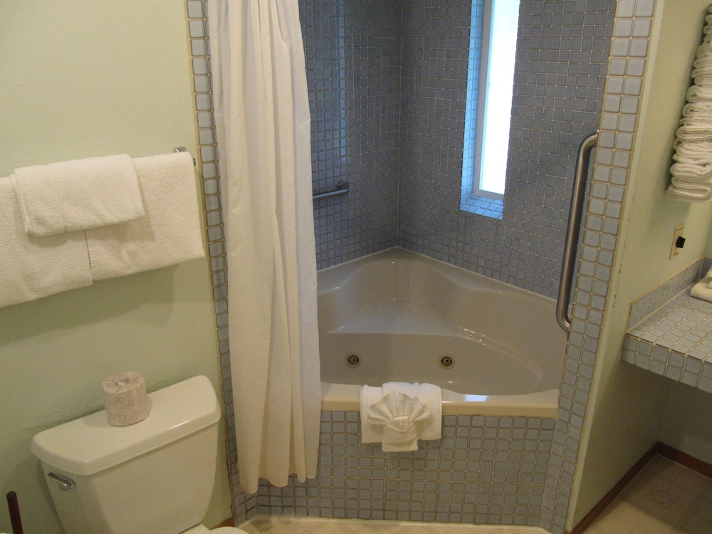 Fireplace Cabin #6, 2 Bdrm, Ktchn, Jetted Tub photo 3