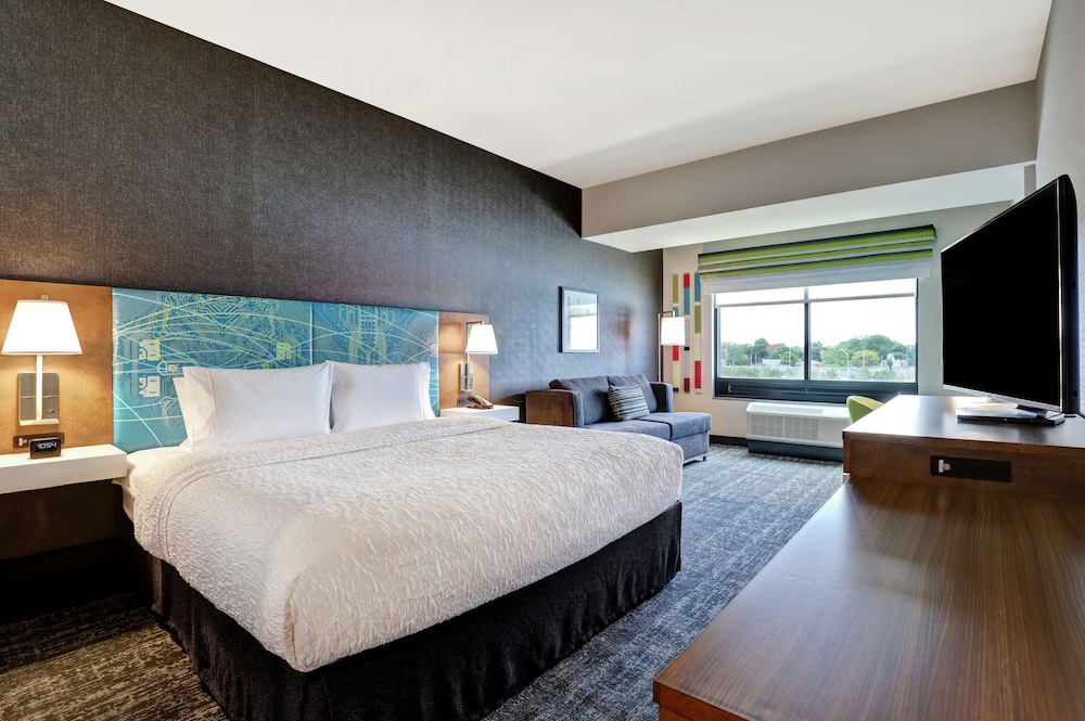 Signature Room, 1 King Bed, Accessible photo 3