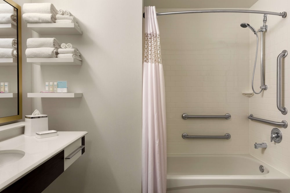 King, Accessible, Bathtub