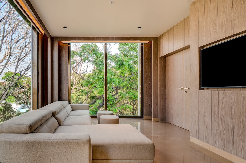 Suite, City View - Photo 3