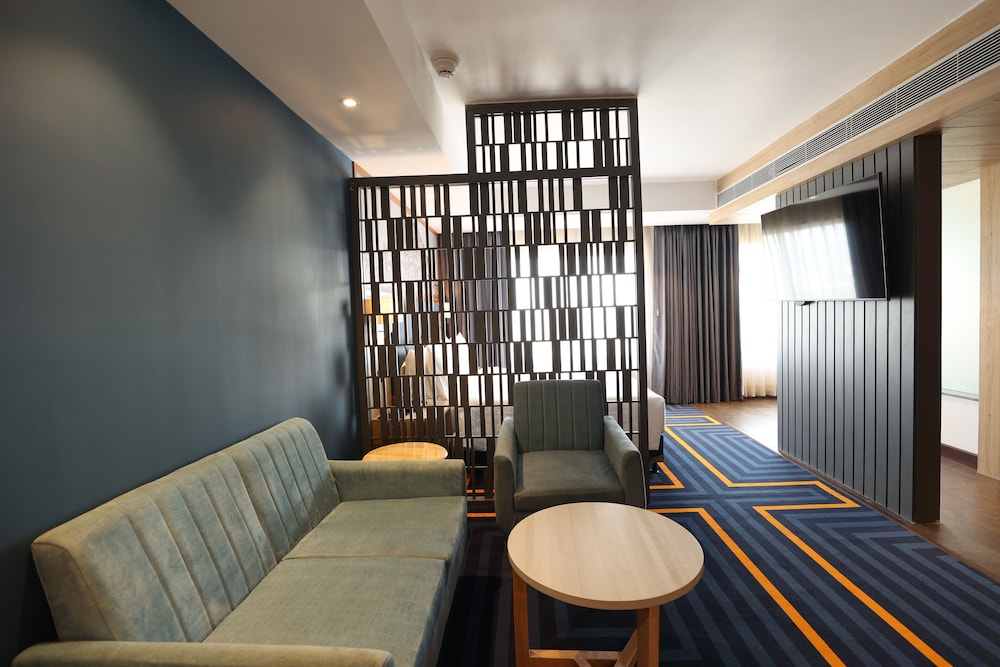 Suite, 1 King Bed, Kitchenette (Dining) - Photo 2