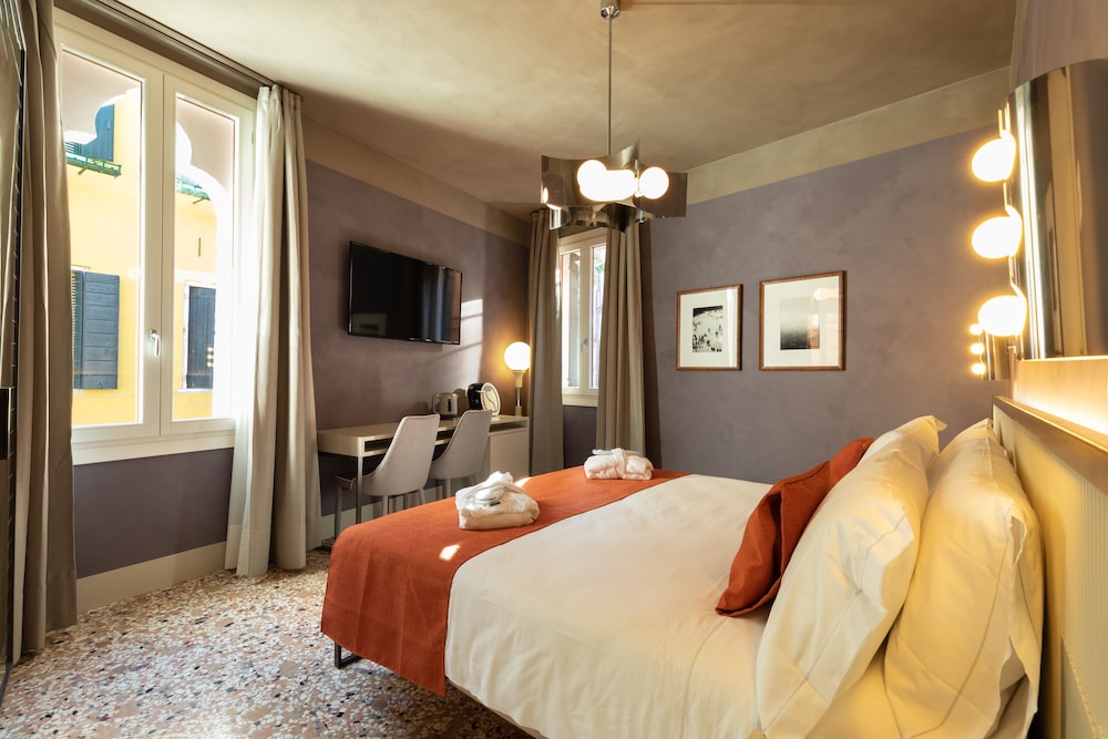 Classic Double Room, Balcony, Canal View photo 3