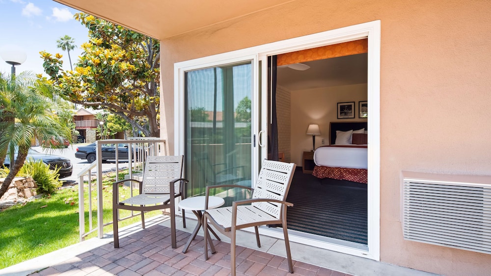 Standard Room, 1 Queen Bed, Balcony, Pool View photo 3