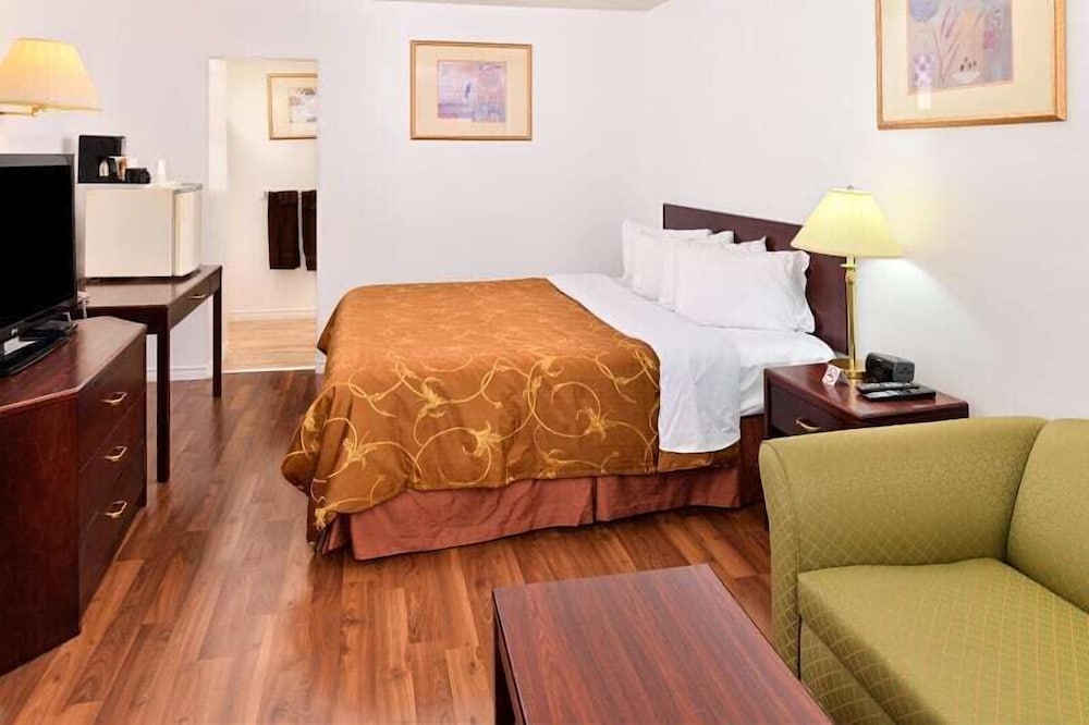 Room, 1 King Bed, Non Smoking photo 1