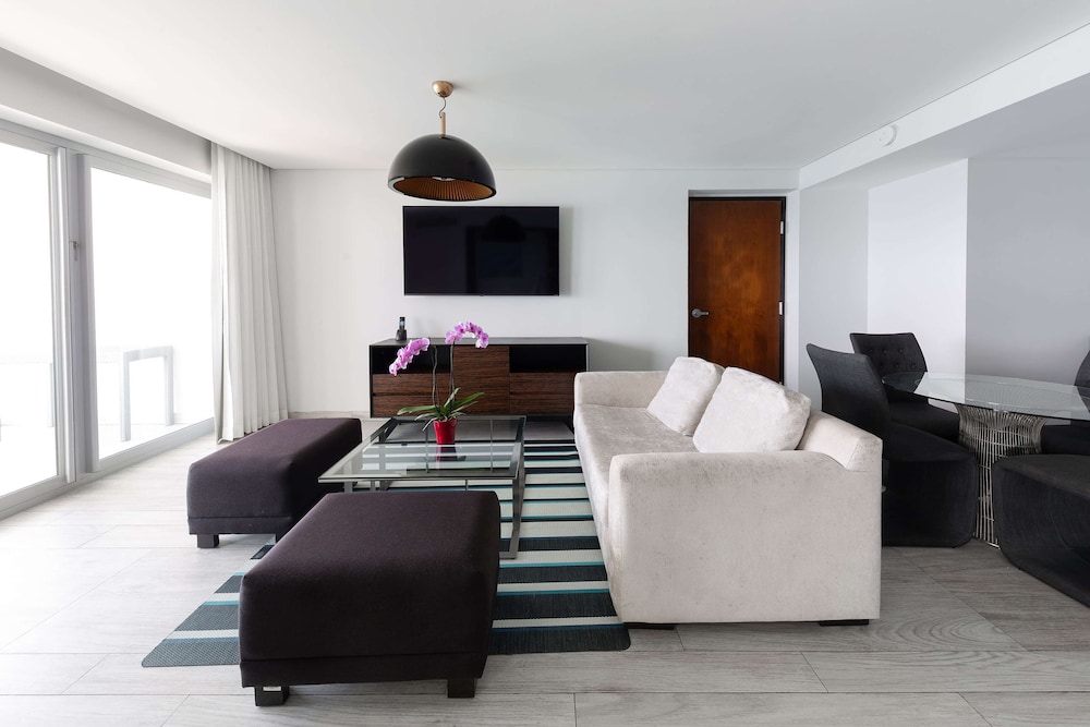 ENCLAVE OCEAN FRONT MASTER SUITE - KING BED