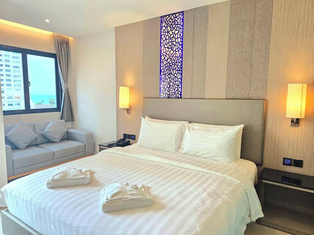 Deluxe King Sea View Room with Balcony - Photo 1