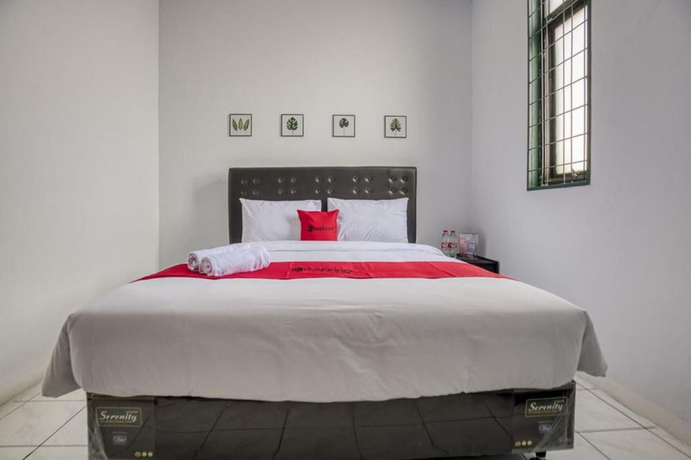 Double Room (RedDoorz)