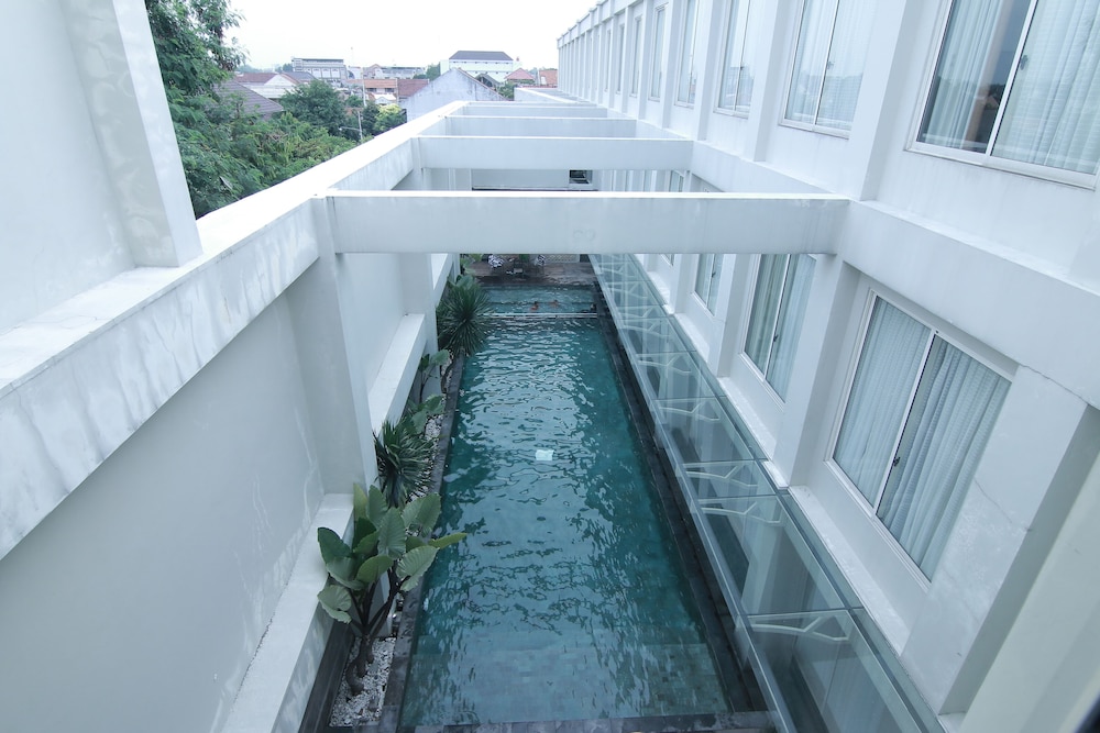行政客房,1张特大床,泳池景观