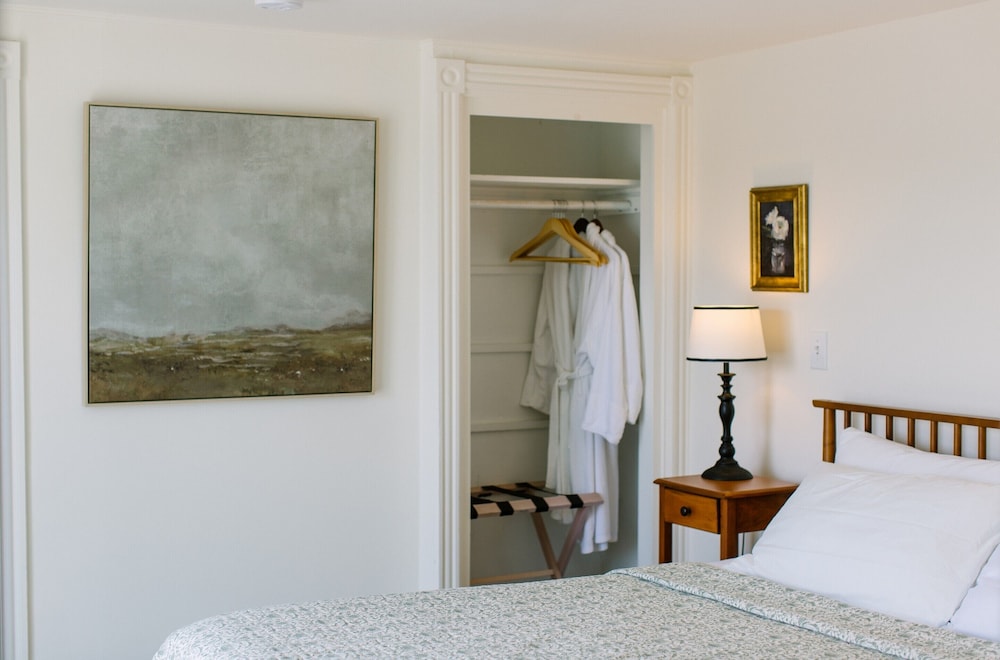 Deluxe Room, 1 King Bed, Fireplace, Harbor View