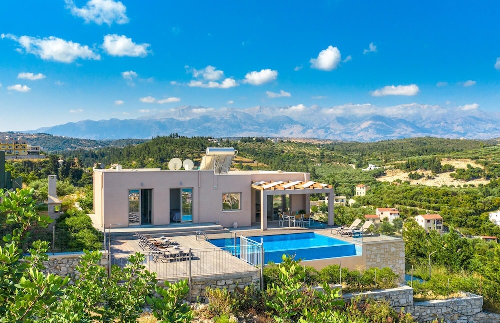 Villa photo 2